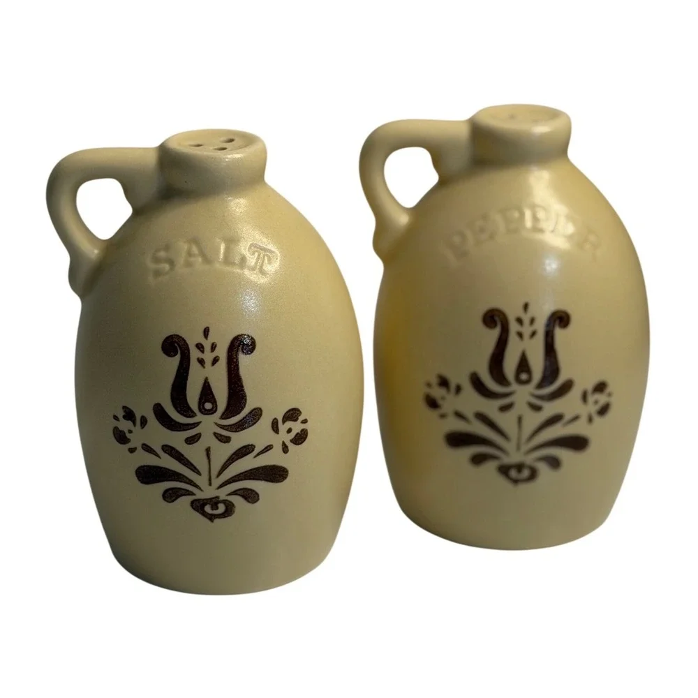VTG Pfaltzgraff Salt and Pepper‎ Shakers Tan Village Stoneware Jug Style Shakers